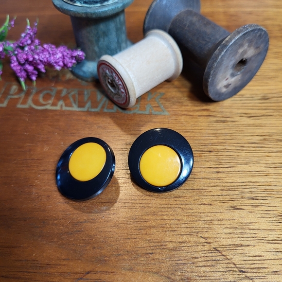 Vintage Pair of Round Mod Black and Yellow Plastic Shank Sewing Buttons - Picture 1 of 11